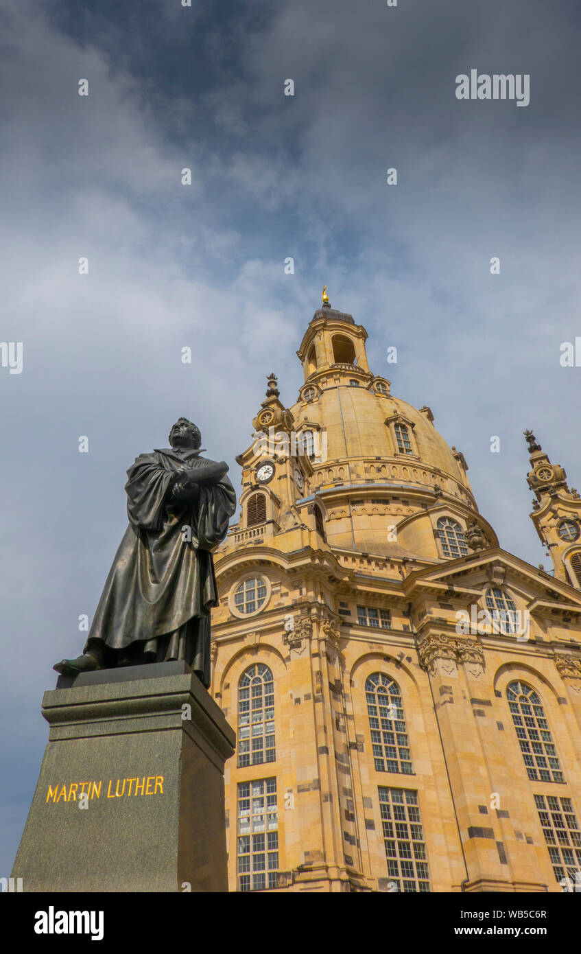 Dresden, Sachsen, Deutschland. Zustand der Reformator Martin Luther vor der Frauenkirche, die wieder aufgebaut wurde nach dem II. Weltkrieg Stockfoto