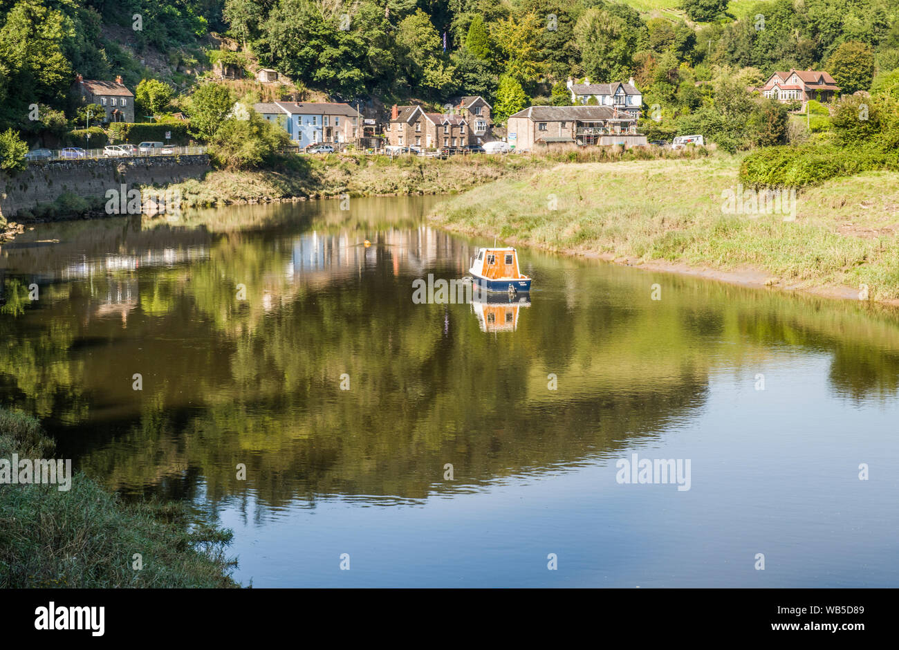 Das Dorf Tintern entlang des Flusses Wye, Afon Gwy in Walisisch, Im Wye Valley, Monmouthshire, einem Aonb mit dem zusätzlichen Bonus von einem Verankerten Boot. Stockfoto