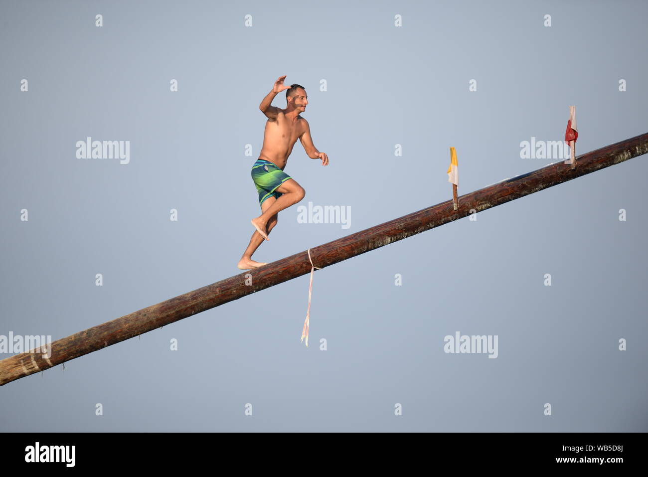 Teilnehmer an der Veranstaltung des fettigen Pfahls ('Ġostra' auf Maltesisch) beim Dorffast in St. Julians, Malta Stockfoto