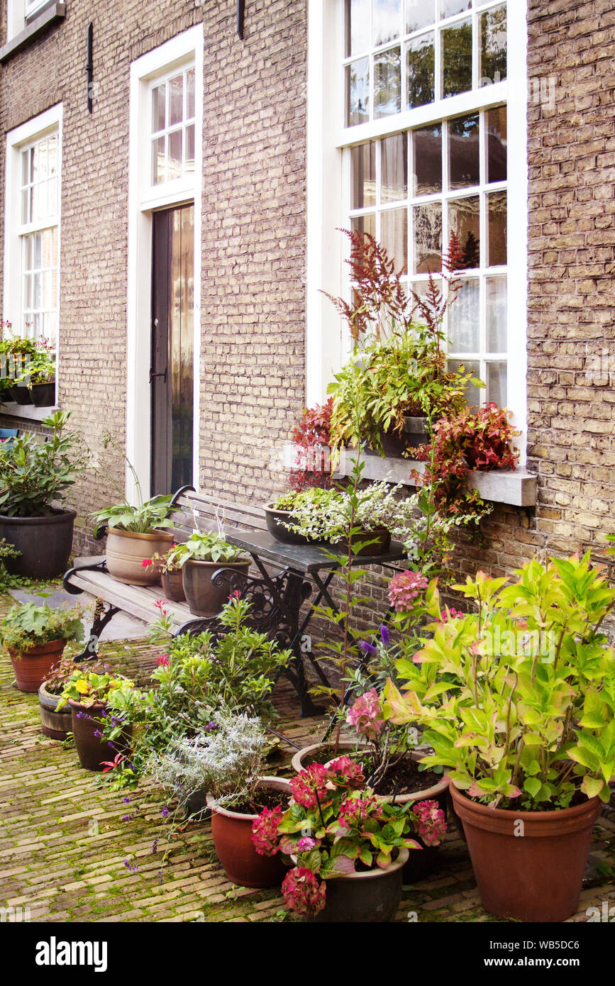 Gebäude und Garten des Begijnhof oder Beginenhof, Ort der Beguins Frauen in der Vergangenheit. Breda, Niederlande. Stockfoto