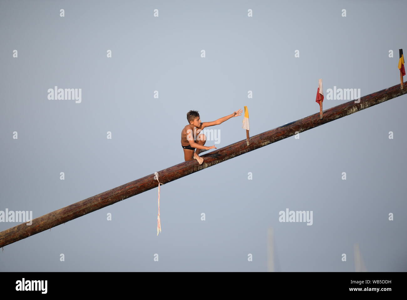 Teilnehmer an der Veranstaltung des fettigen Pfahls ('Ġostra' auf Maltesisch) beim Dorffast in St. Julians, Malta Stockfoto