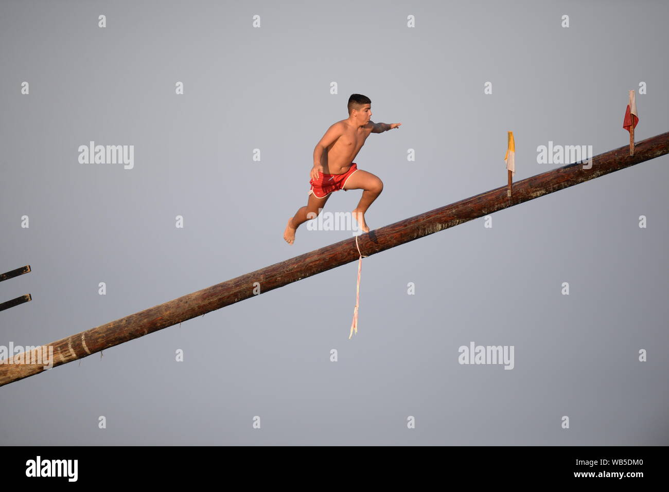 Teilnehmer an der Veranstaltung des fettigen Pfahls ('Ġostra' auf Maltesisch) beim Dorffast in St. Julians, Malta Stockfoto