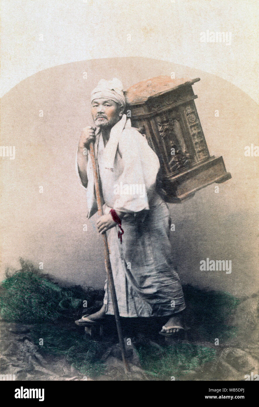 [1890s Japan - japanischer buddhistischer Pilger] - Ein studio Foto eines Pilgers mit einem tragbaren buddhistische Heiligtum. 19 Vintage albumen Foto. Stockfoto