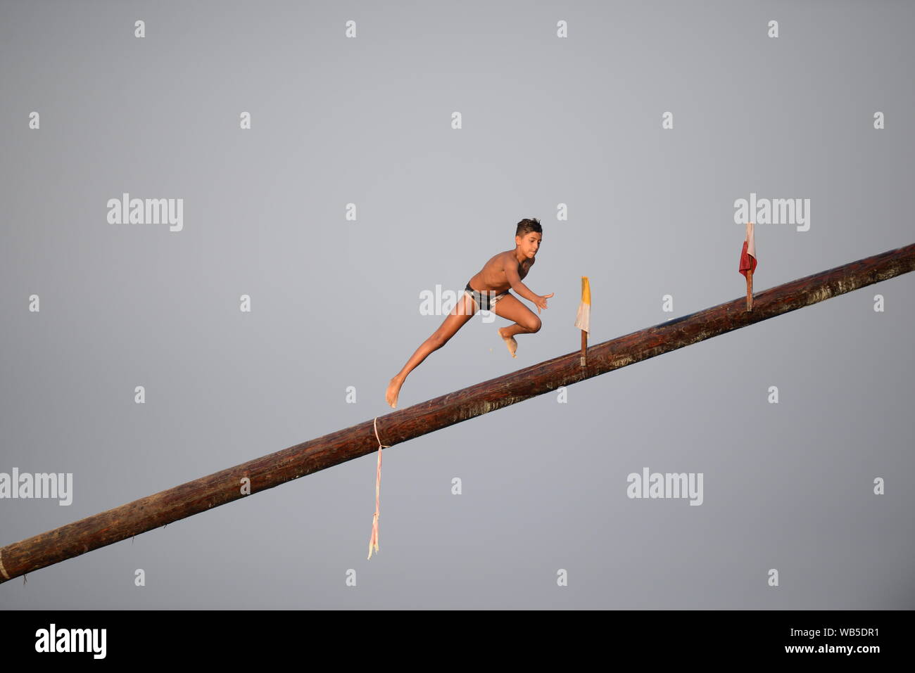 Teilnehmer an der Veranstaltung des fettigen Pfahls ('Ġostra' auf Maltesisch) beim Dorffast in St. Julians, Malta Stockfoto