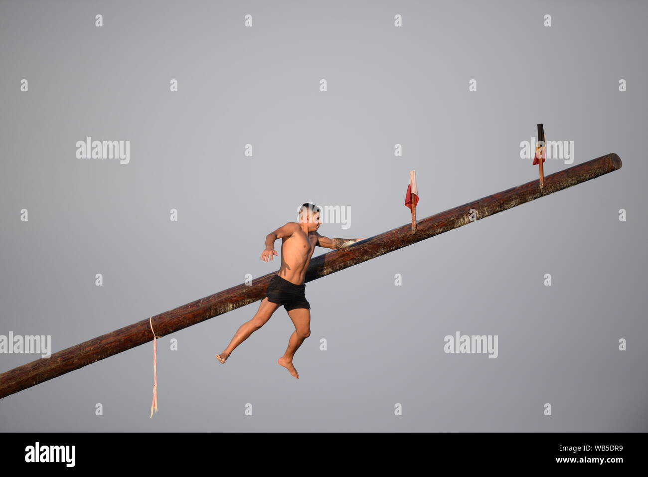 Teilnehmer an der Veranstaltung des fettigen Pfahls ('Ġostra' auf Maltesisch) beim Dorffast in St. Julians, Malta Stockfoto