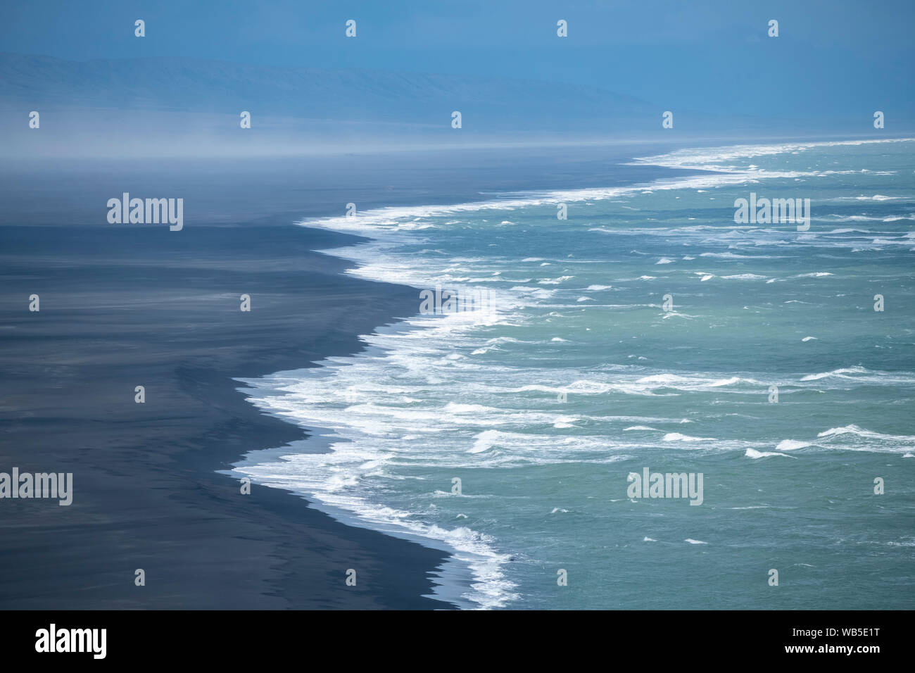 Ingolfshofdi schwarzer Strand und Langest Wüste Europas mit kleinen Wellen des Atlantischen Ozeans Stockfoto