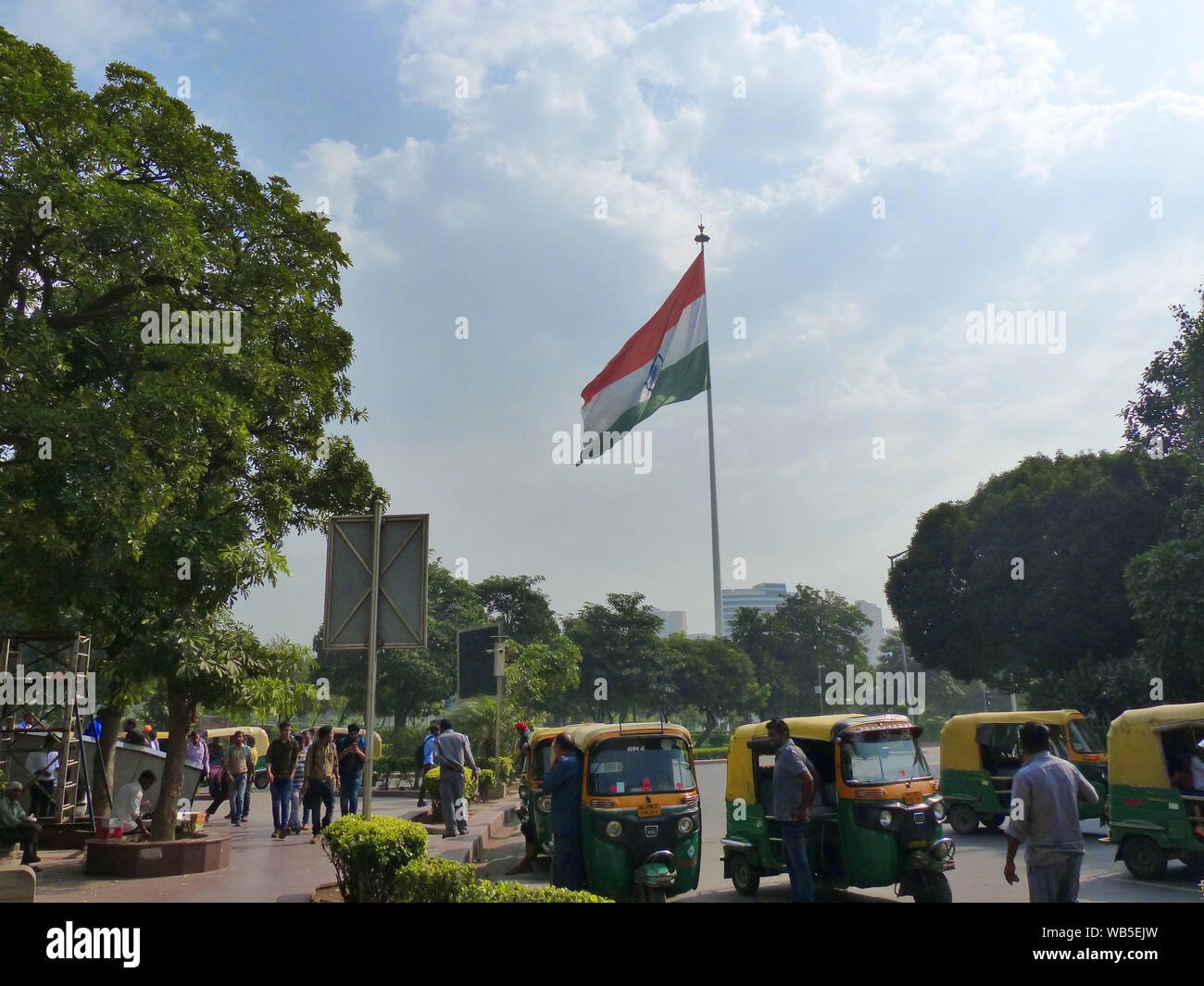 Tuck Abnäher am Connaught Place, im Schatten der indischen Flagge im Herzen von Neu-delhi geparkt Stockfoto