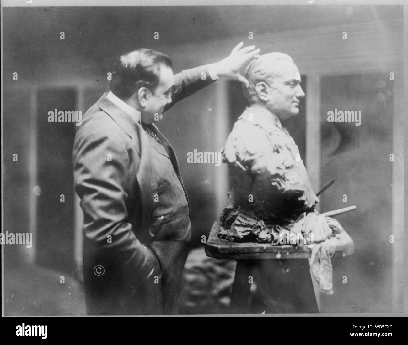 Enrico Caruso, 1873-1921, drei-viertel länge Portrait, stehend, richtige Profil, Prüfung einer Büste Skulptur von sich selbst Abstract / Medium: 1 Fotoabzug. Stockfoto