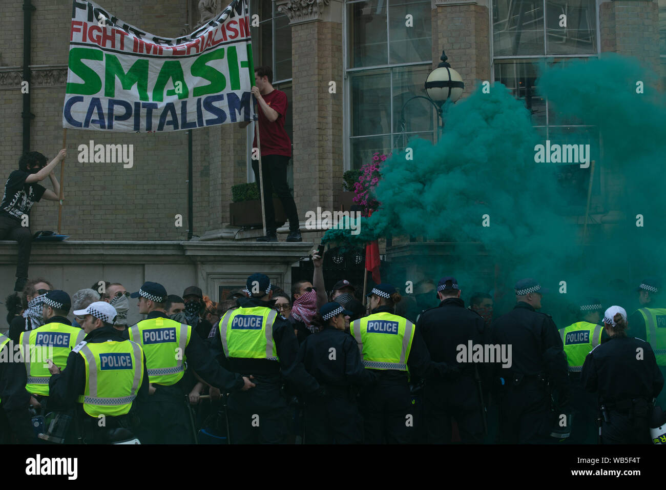 London, Großbritannien. 24. August 2019. Polizei enthalten Teilnehmer der Antifa, eine antifaschistische Aktion Bewegung, in der Nähe von Oxford Circus gegen den Protest gegen eine Demonstration der Freien Tommy Robinson Unterstützer. Credit: Joe Kuis/Alamy Nachrichten Stockfoto