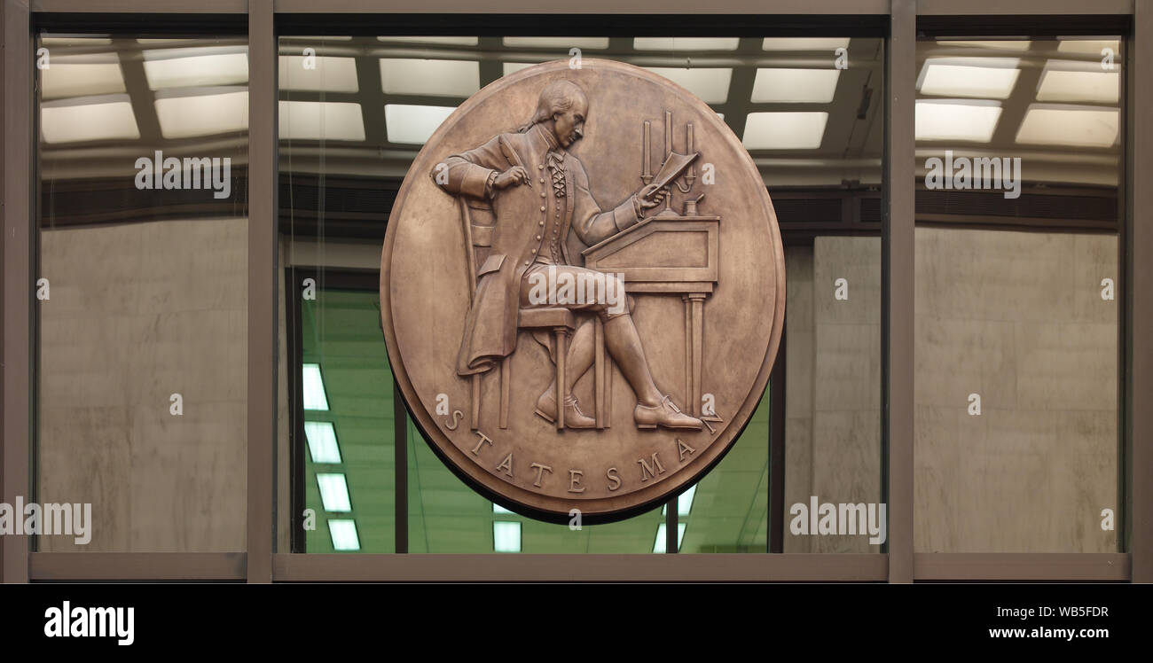 Eingang. Bronze medallion von James Madison schreiben am Schreibtisch, von Robert Alexander Weinman (über dem Eingang zum Manuskript Abteilung). Bibliothek des Kongresses James Madison Building, Washington, D.C. Stockfoto