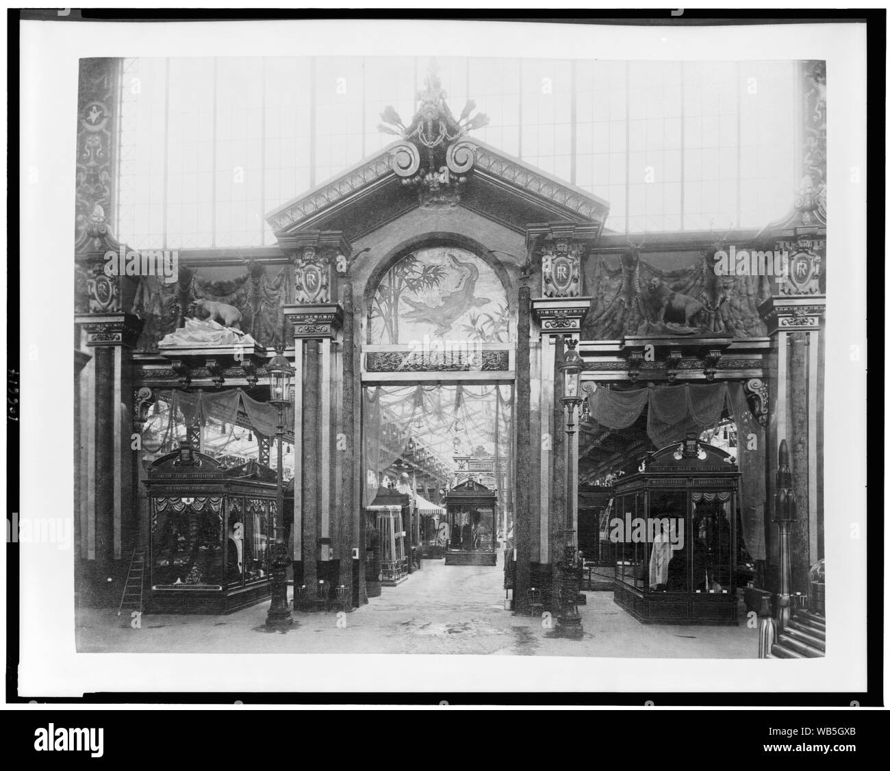 Eingang zur Ausstellung von Forstwirtschaft, Jagd & Angeln Produkte, Palast der unterschiedlichsten Branchen, Paris Exposition, 1889 Abstract / Medium: 1 photoprint: Eiweiß. Stockfoto