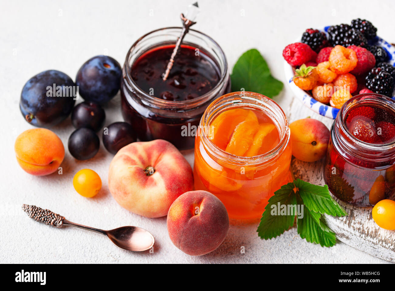 Sortiment von Marmelade in Gläser Stockfoto