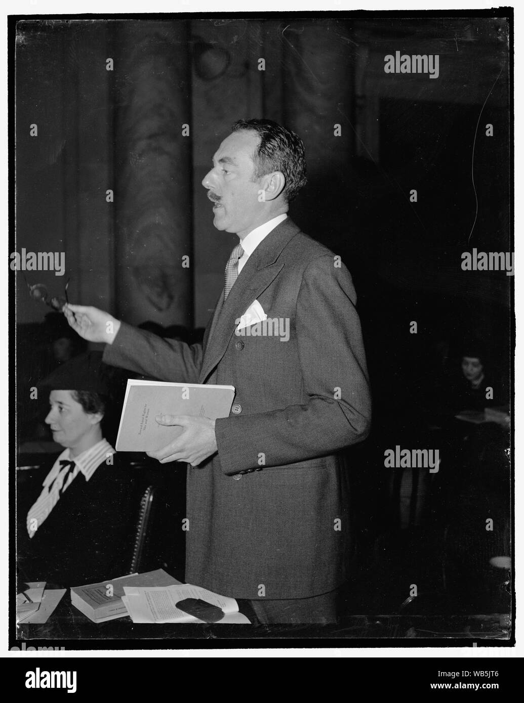 Gleiche Rechte für Frauen würde zu Verwirrung, Senatsausschuss erzählt. Washington, D.C., 8. Dean G. Acheson, ehemaliger Staatssekretär im Finanzministerium, heute erklärte der Senat Justiz Unterausschusses, dass die vorgeschlagene Verfassungsänderung die Gewährung gleicher Rechte für Frauen würde nur zu Verwirrung führen. Es würde Staaten verwechseln für die Feststellung, welche die gleichen Rechte Zusammensetzung und würde dazu führen, dass viele gute Gesetze, die verworfen werden, Acheson hinzugefügt, 3/8/38 Abstract / Medium: 1 Negativ: Glas; 4 x 5 in. oder kleiner Stockfoto