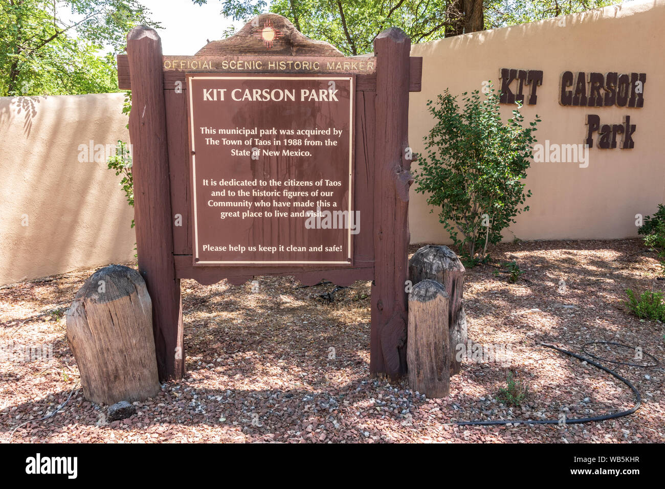 TAOS, NM, USA-8 JULI 2018: Eingang und Zeichen mit historischen Details zu Kit Carson Park. Stockfoto