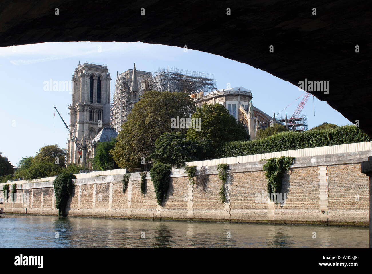 Das Feuer beschädigte Notre-Dame de Paris Kathedrale Notre-Dame - place Jean-Paul II, Paris Frankreich Stockfoto