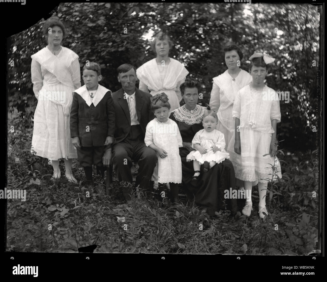 Family Portrait in ländlicher Umgebung. Osten der USA, um 1910. Von der ursprünglichen Glasplatte Negative scannen. Stockfoto