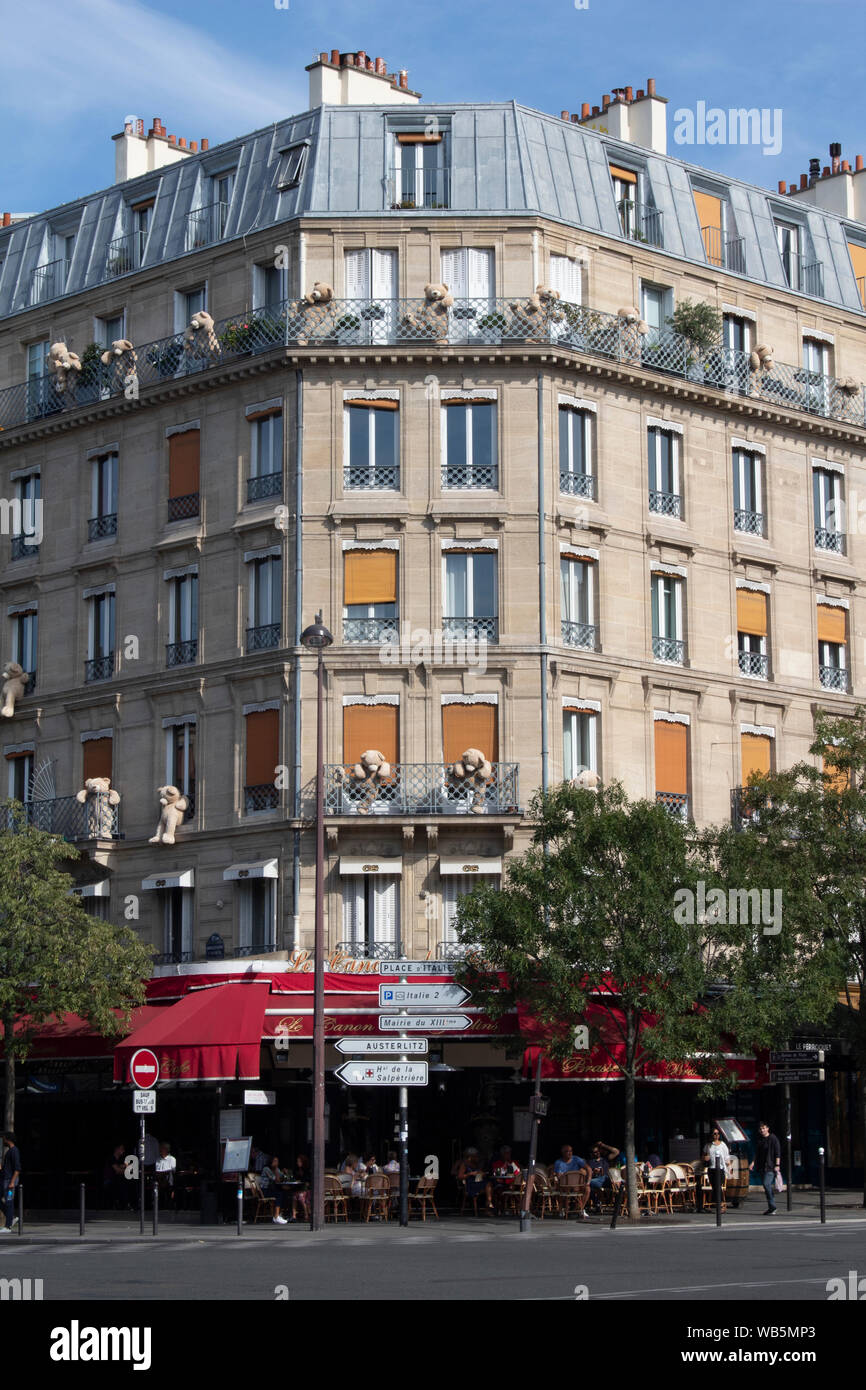 Appartementhaus mit übergroßen teddy Bären an den Fenstern im Gobelins, dem 13. Arrondissement in Paris Frankreich Stockfoto