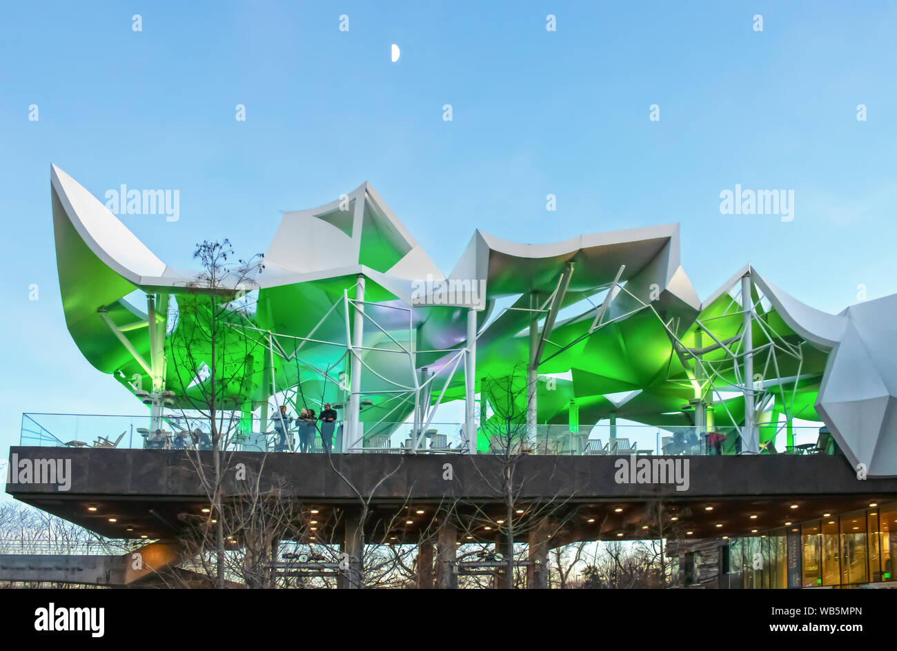 2018-12-15 Tulsa Oklahoma - Das Boot Haus am Treffpunkt - ein öffentlicher Park mit Menschen herabschaut, dramatische Beleuchtung in der Nähe der Dämmerung Stockfoto