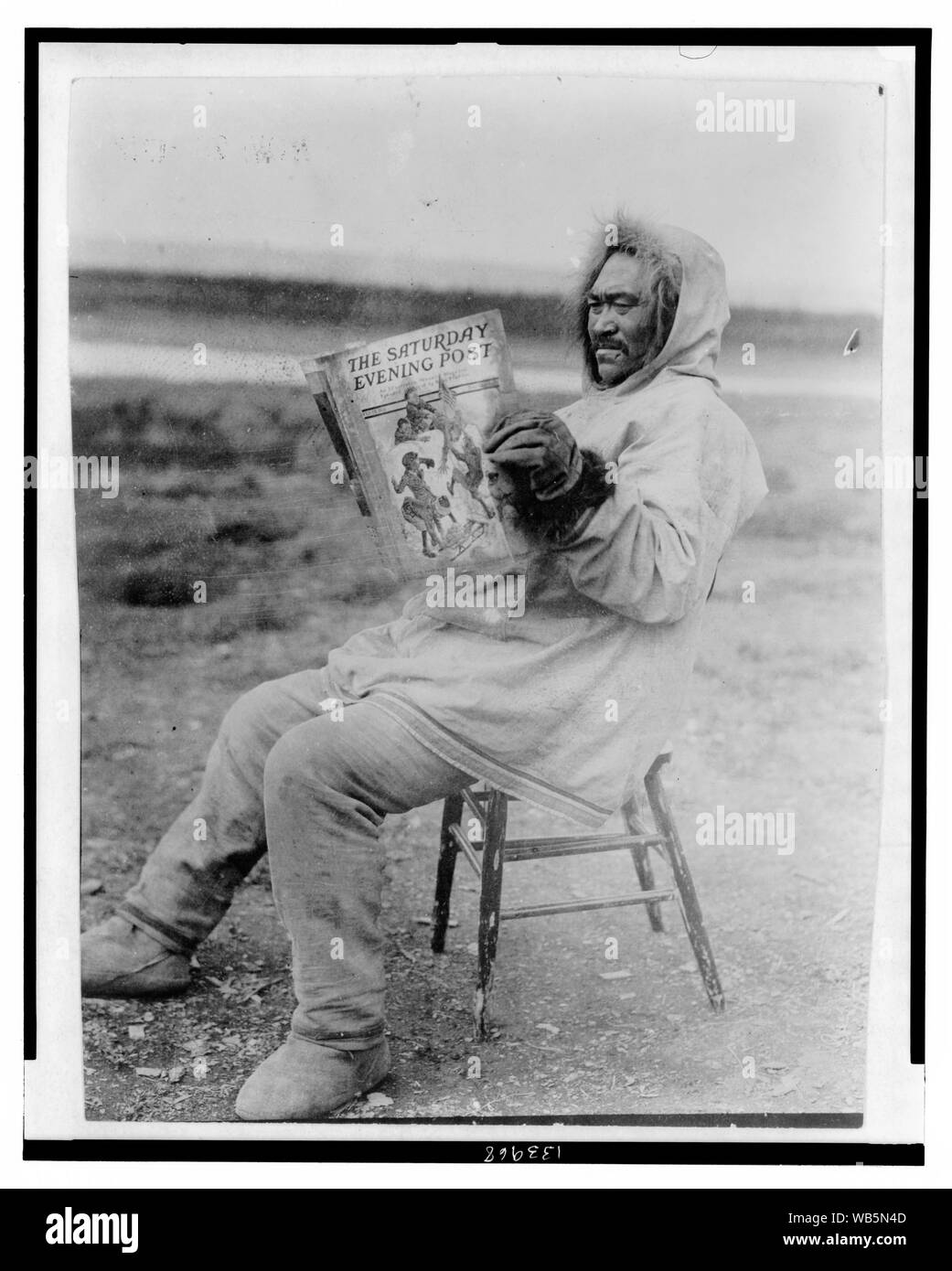 Eskimo lesen Saturday Evening Post in der arktischen Region Abstract / Medium: 1 drucken: Gelatine Silber. Stockfoto