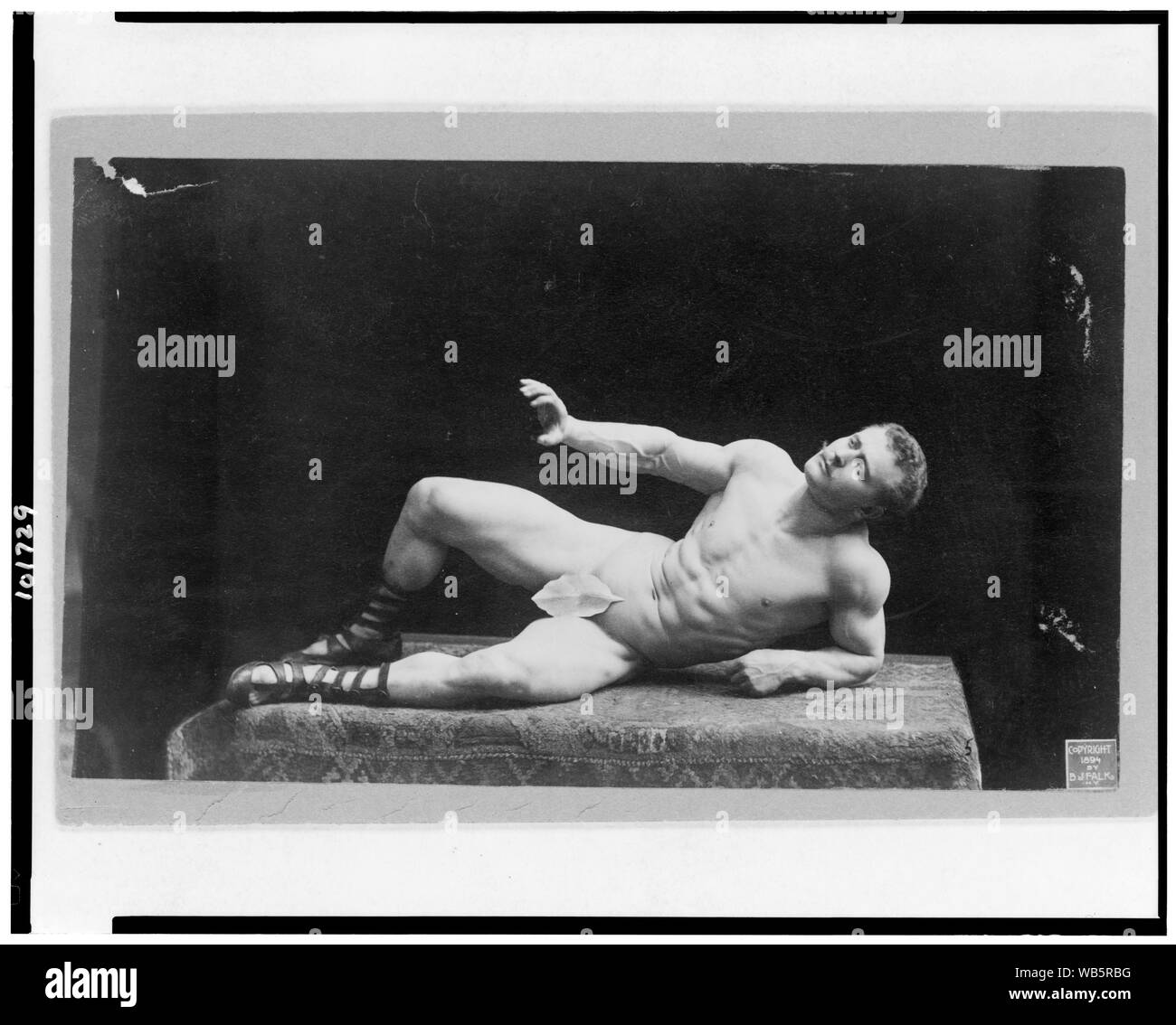 Eugen Sandow, full-length Portrait, Lügen, nach links, mit Abb. (?) Blatt Abstract / Medium: 1 Foto: Eiweiß Silber drucken. Stockfoto