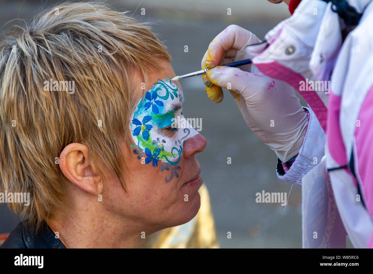 Malerei auf dem Gesicht während des Karnevals. Stockfoto