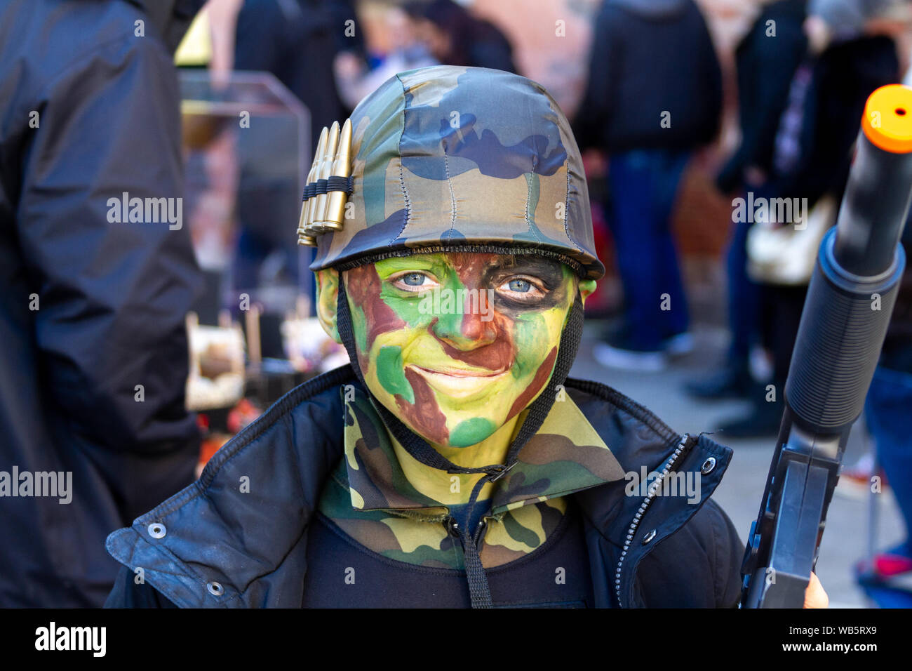 Ein Junge gekleidet wie ein Soldat während des Karnevals in Venedig. Stockfoto