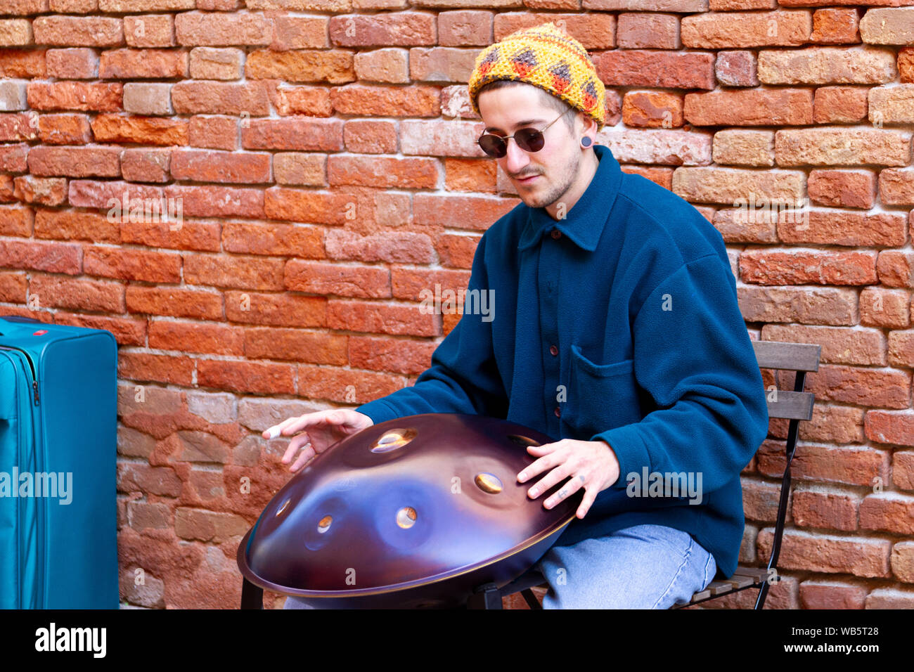 Eine Straße artiste spielen die Hang (Instrument). Stockfoto