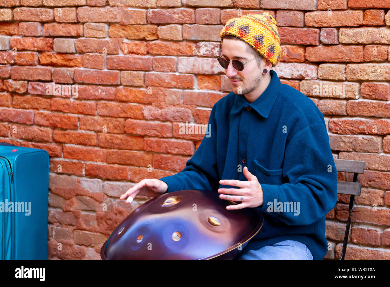 Eine Straße artiste spielen die Hang (Instrument). Stockfoto