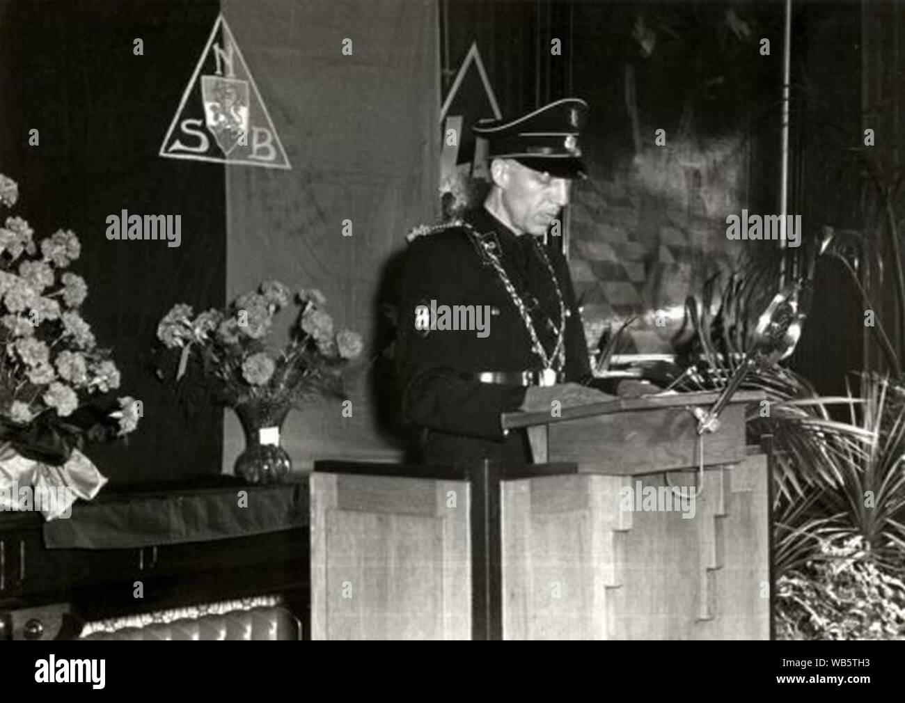 E.F. Sandberg Staat in SS-Uniform achter een toespraak leest Katheder en zijn voor tijdens zijn installatie als burgemeester Van Kampen. Stockfoto