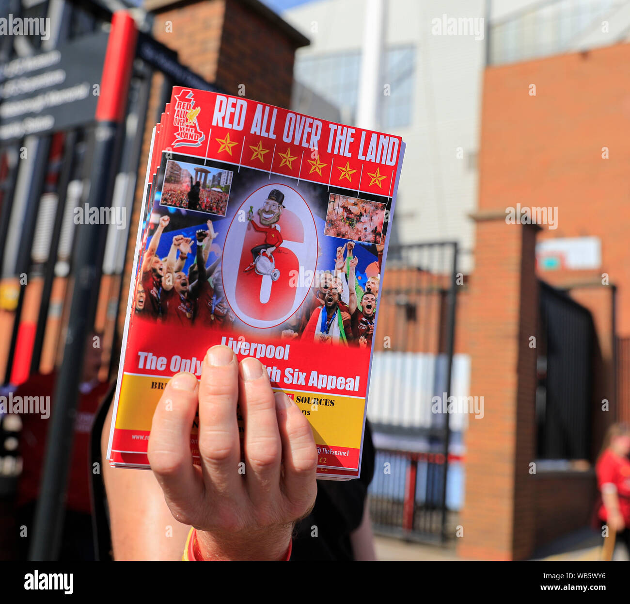 23. August 2019, Liverpool, Liverpool, England; Premier League Fußball, Liverpool gegen Arsenal, Liverpool fanzine zum Verkauf vor dem Spiel Quelle: Conor Molloy/News Bilder Premier League/EFL Fußball Bilder unterliegen DataCo Lizenz Stockfoto