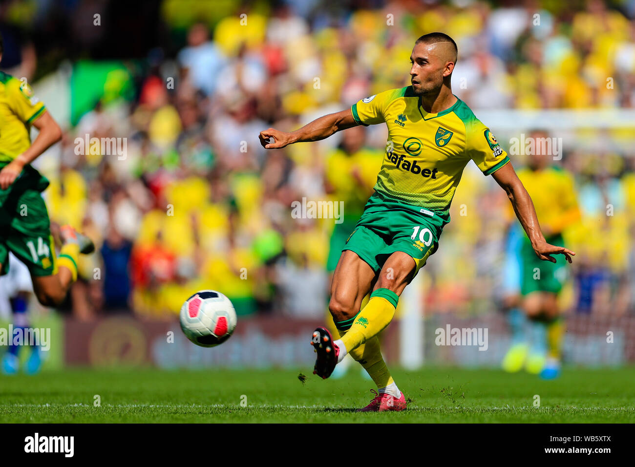 24. August 2019, Carrow Road, Norwich, England, Premier League, Fußball, Norwich City vs Chelsea: Moritz Leitner (10) von Norwich City spielt den Ball vorwärts Credit: Georgie Kerr/News Bilder Premier League/EFL Fußball Bilder unterliegen DataCo Lizenz Stockfoto