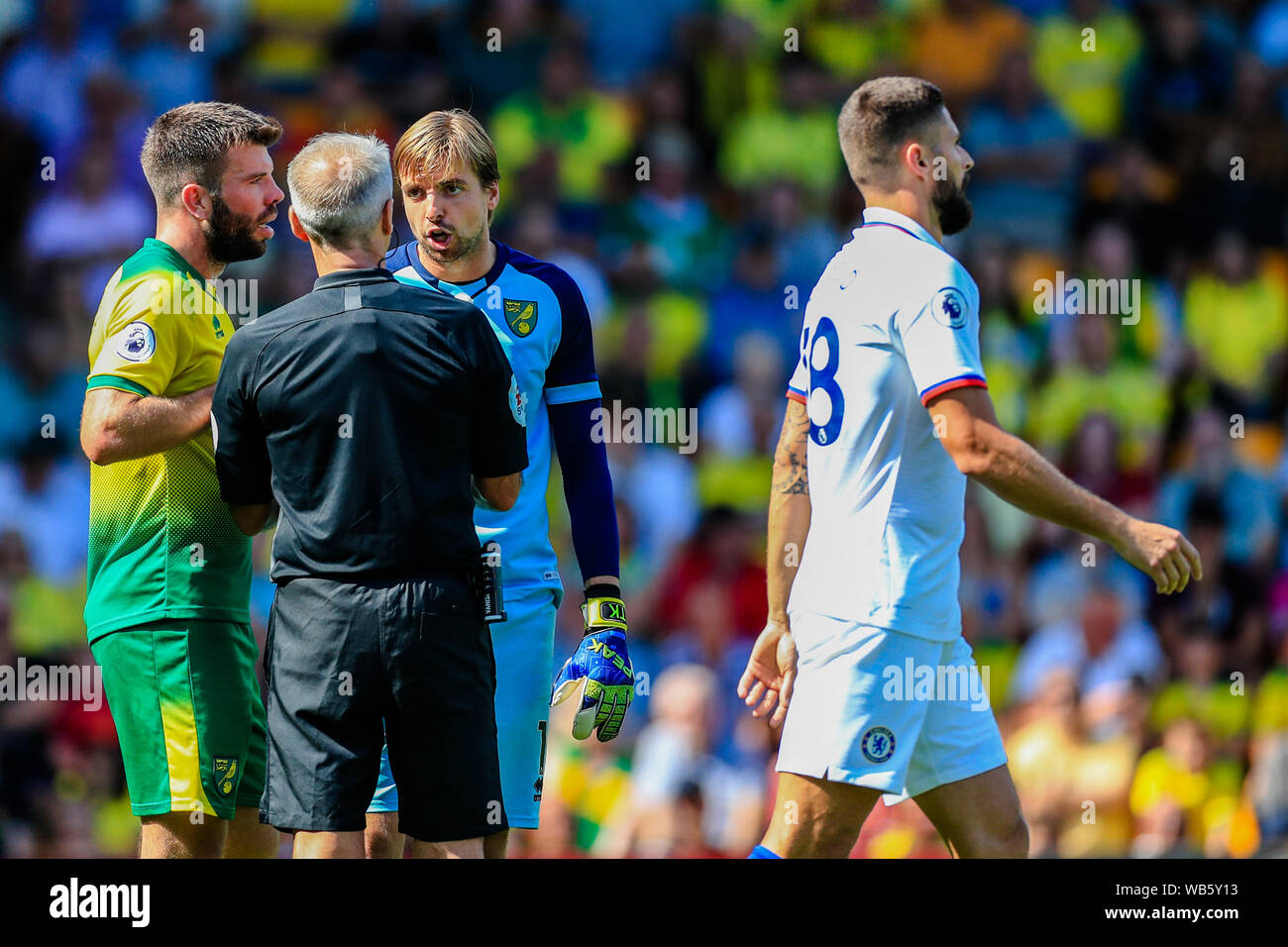 24. August 2019, Carrow Road, Norwich, England, Premier League, Fußball, Norwich City vs Chelsea: Schiedsrichter Martin Atkinson hat ein Wort mit Tim Krul (01) von Norwich City, um zu bestimmen, ob ein Ziel: Georgie Kerr/News Bilder Premier League/EFL Fußball Bilder unterliegen DataCo Lizenz erlaubt werden sollte, Stockfoto