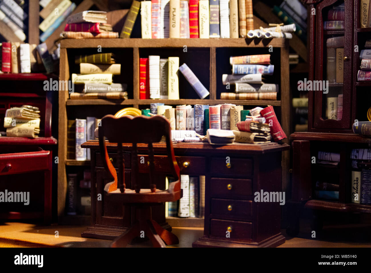Eine kleine Bibliothek oder ein Arbeitszimmer in einem Vintage Shop. Stockfoto