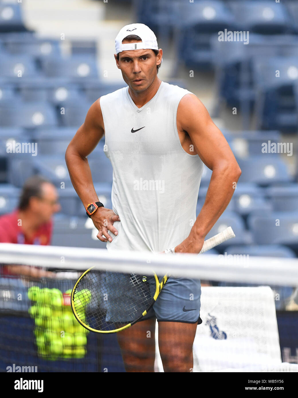 Flushing NY, USA. 24 Aug, 2019. Rafael Nadal ist auf der Praxis Gericht am USTA Billie Jean King National Tennis Center gesehen am 24. August 2019 in Flushing Queens. Credit: Larry Marano © 2019/Alamy leben Nachrichten Stockfoto