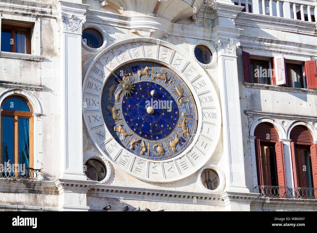 St Mark's Uhr Clock Tower auf der Piazza San Marco (Markusplatz). Stockfoto
