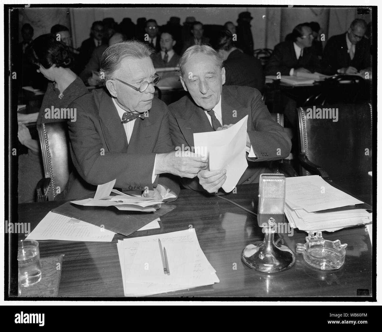 Untersuchen Sie erste Hinweise zum Monopol Ausschuss angeboten. Washington, D.C., 1. Senator William E. Borah, Links, Republikaner von Idaho, und Senator William H. Kin, Demokrat von Utah, Studie Beweise angeboten von isador Lubin, Kommissar der Arbeitsstatistiken, US-Abt. der Arbeit, der als der erste Zeuge vor dem Gemischten Ausschuß Monopole untersuchen heute Abstract / Medium: 1 Negativ: Glas; 4 x 5 in. oder kleiner erschienen Stockfoto