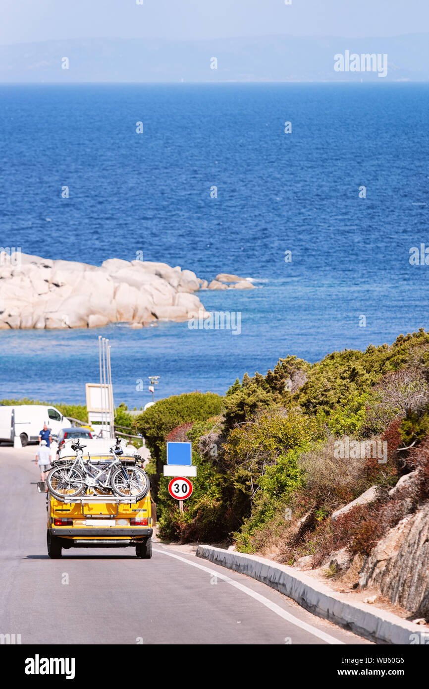 Wohnmobil Auto mit Fahrrad fahren auf der Autobahn Straße am Capo Testa
