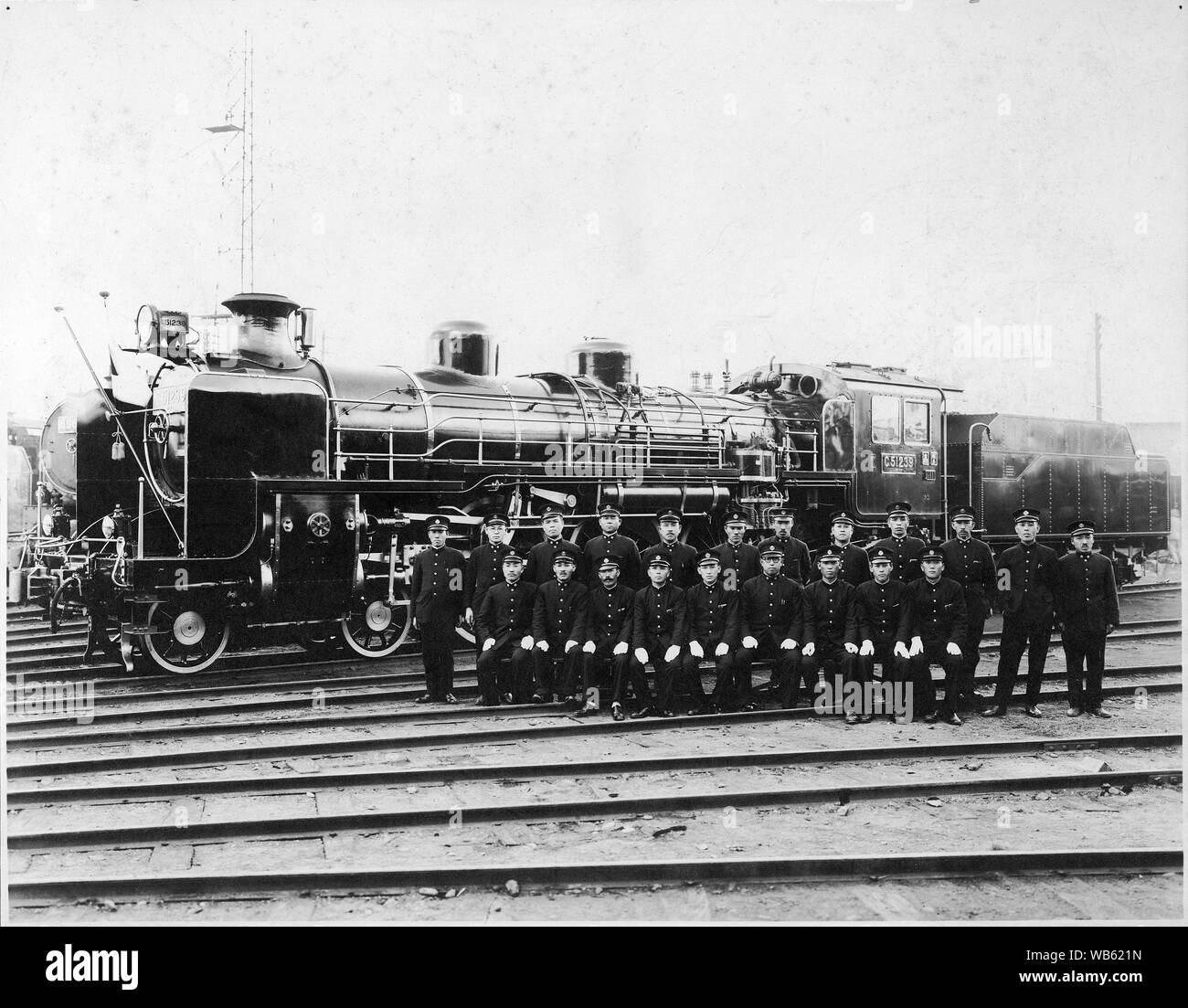 [1930er Jahre Japan - Japanische Dampflok mit Crew] - Zugpersonal vor der C 51-239 Dampflokomotive, die auch als 'Royal Motor bekannt." Er zog den Kaiserlichen Zug 104 Mal. C 51-239 wurde an der Kisha Seizo Co. Während 1927 hergestellt. Den Motor gezogen Schnellzüge auf der Tokaido Linie. Nach WW2, es hat die Pflicht der Uetsu, Shinetsu und Hokuriku Linien in der Präfektur Niigata. 20. Jahrhundert vintage Silbergelatineabzug. Stockfoto