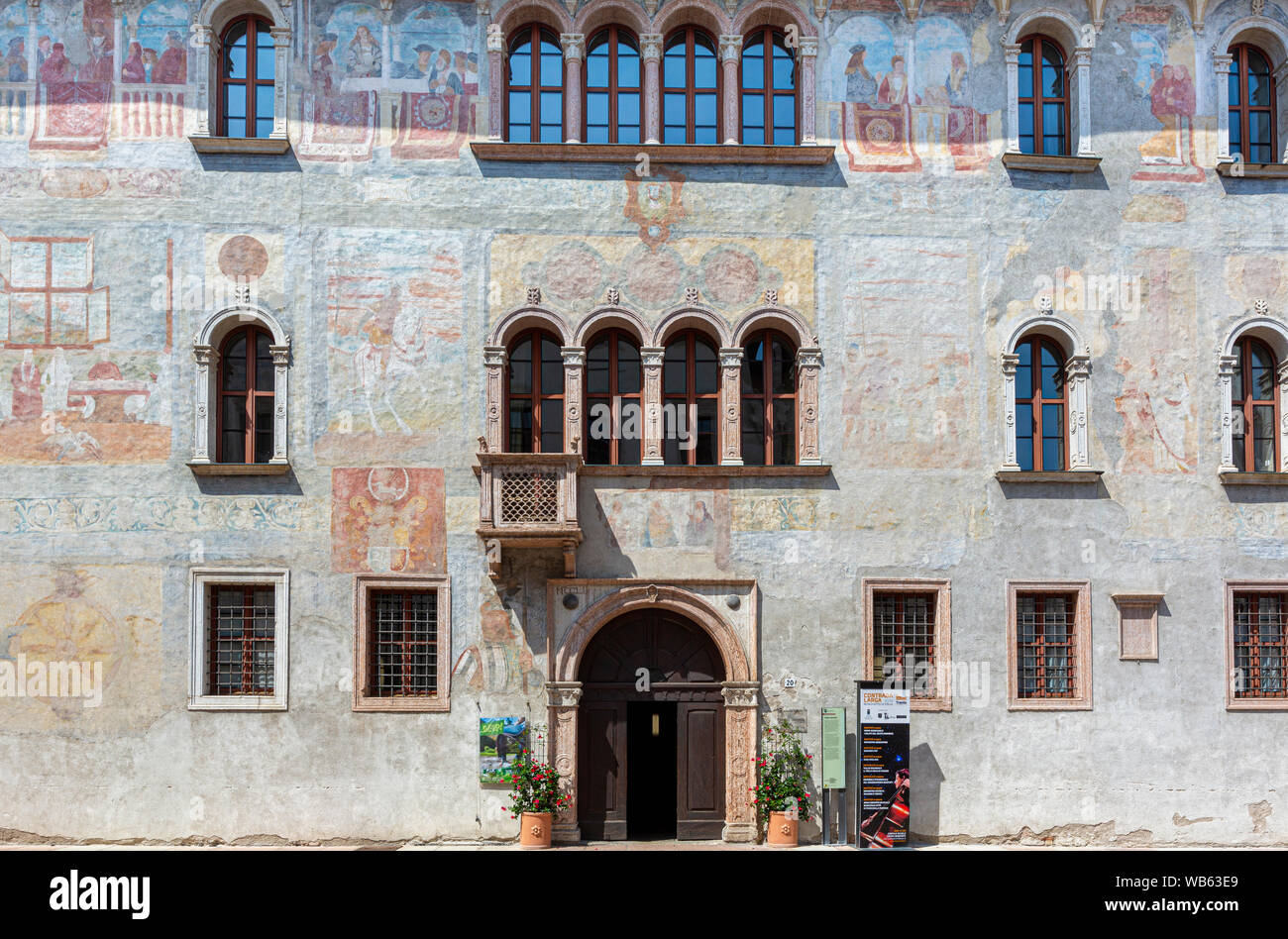 TRENTO, ITALIEN - Juli 19, 2019 - Via Ragazzi Del 99, die alte "Contrada larga" (wide Quartal), und der mittelalterliche Palazzo Geremia Stockfoto