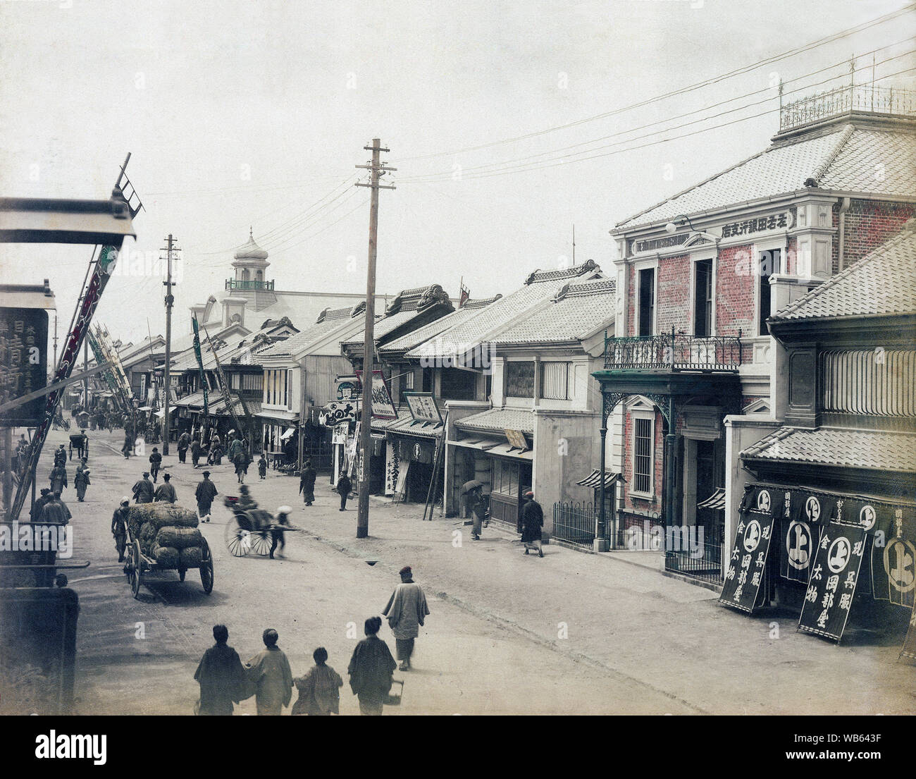 [1890s Japan - Unterhaltung in Yokohama] - Isezakicho, Yokohama, Japan. Die Straße war mit Theatern gefüttert und allgemein als 'Theater Straße" bekannt. Das Gebäude auf der Rückseite mit den kleinen Turm auf dem Dach ist der Ryokokuza Theater, 1868 (Meiji 22) eröffnet. Zu Kirakuza 1899 (Meiji 32) umbenannt, war es Yokohama das führende Theater während der späten Meiji-zeit. 19 Vintage albumen Foto. Stockfoto