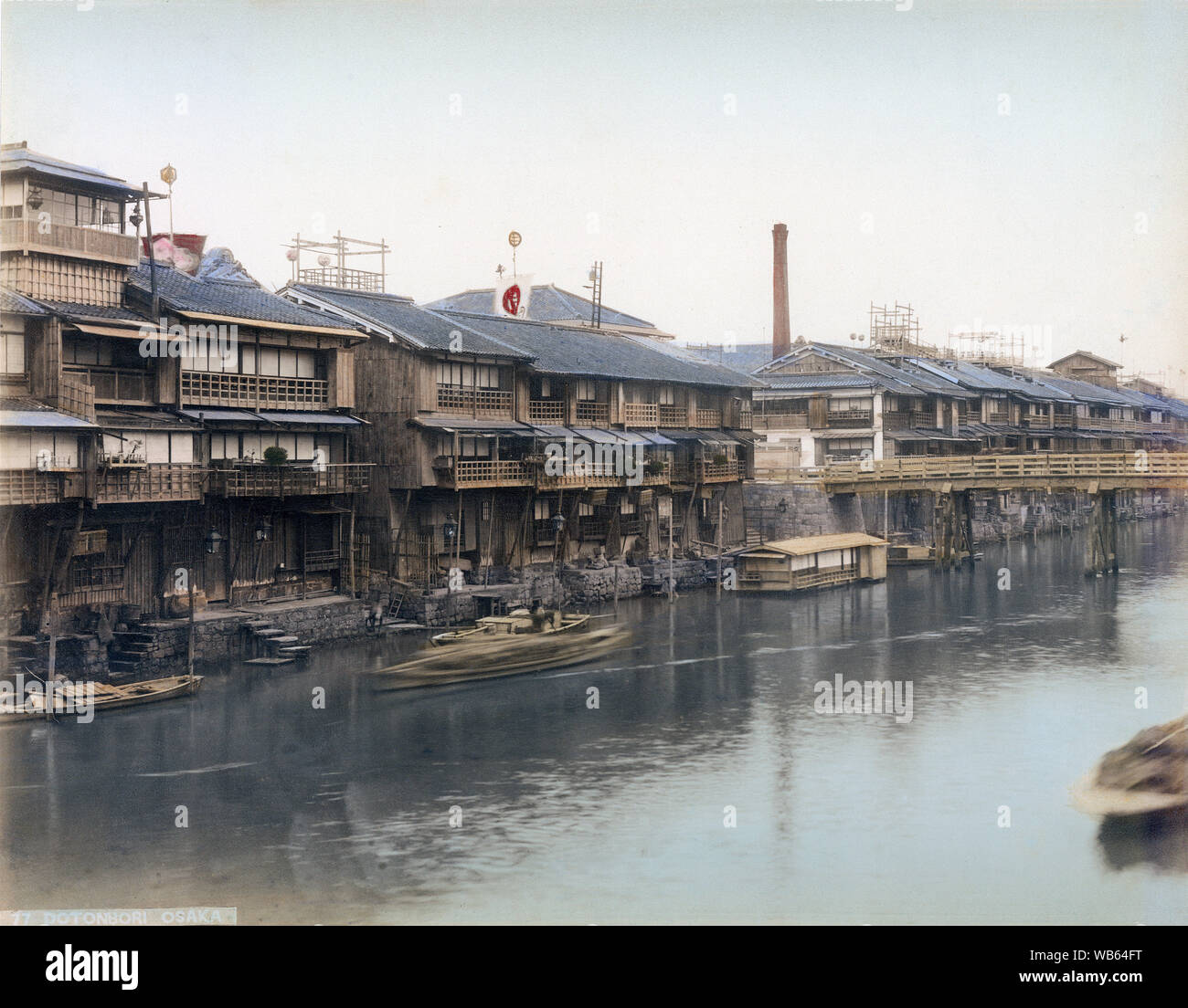 [1890s Japan - Boote auf Dotonbori Kanal in Osaka] - Häuser entlang der Dotonbori Kanal in Osaka. 19 Vintage albumen Foto. Stockfoto