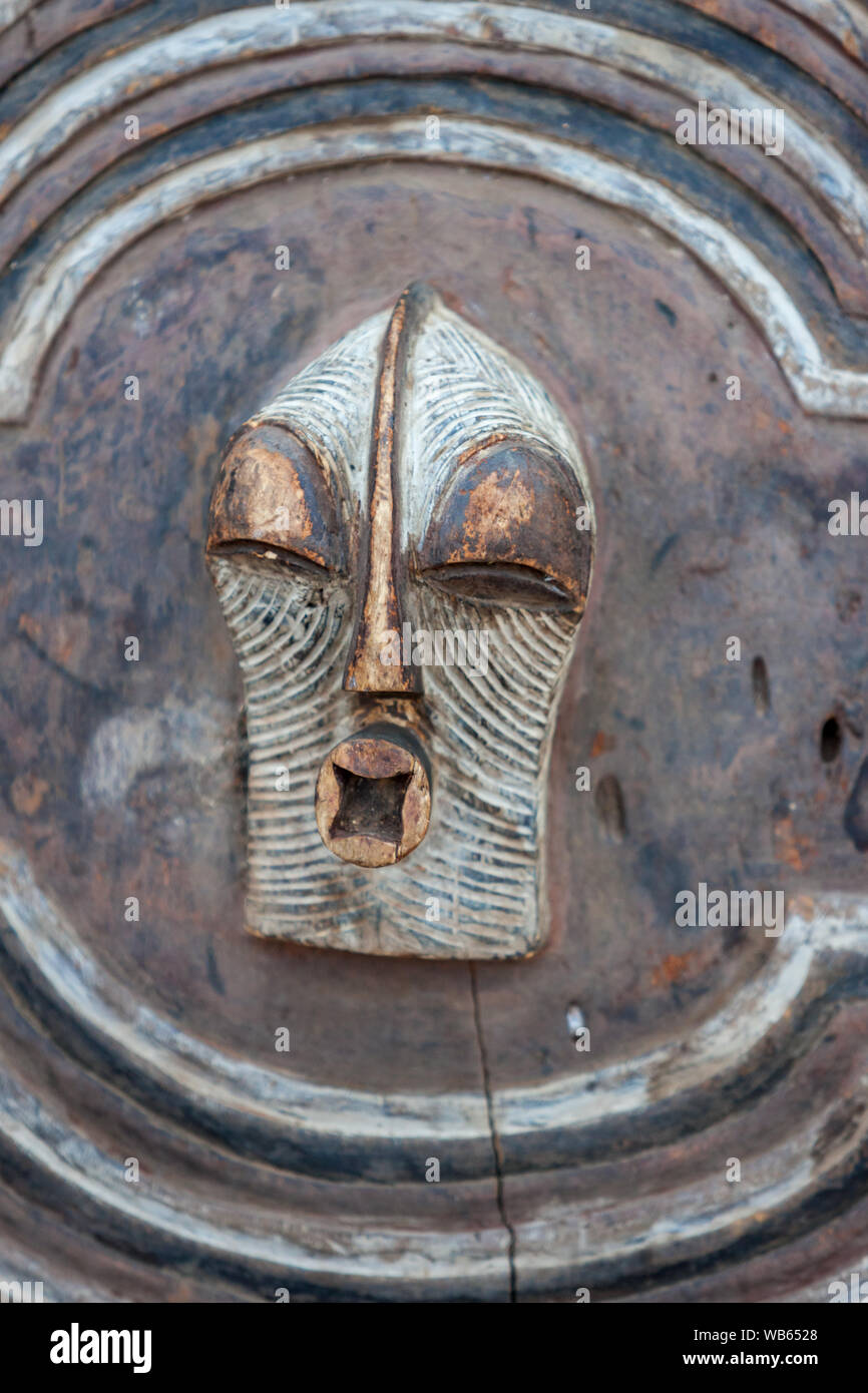 Holz- Vintage afrikanische Kunst, Maske, auf einem Schild Dekoration für Wände Stockfoto