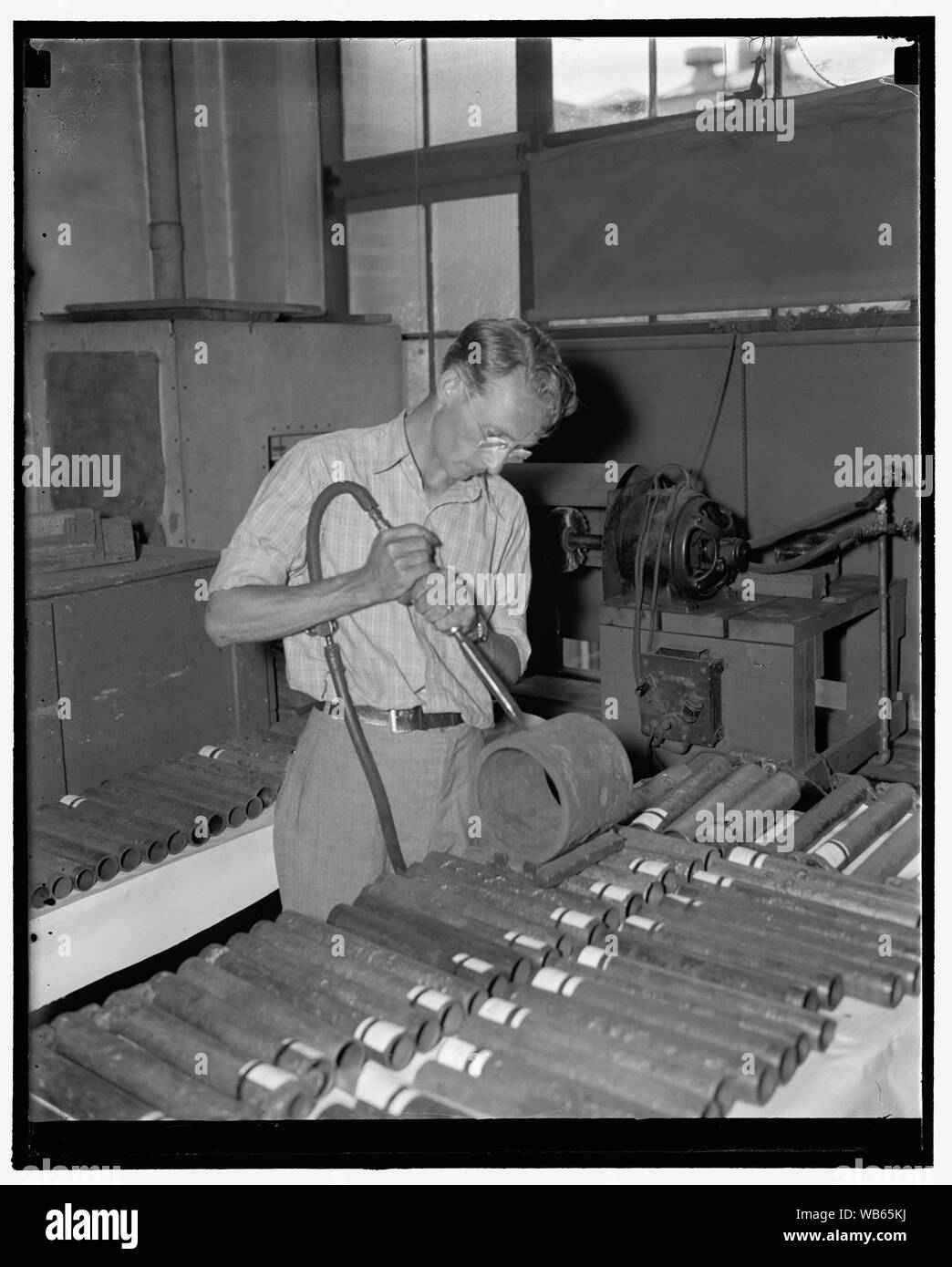 Experten im Büro von Standards Studie Wirkung von aggressiven Böden an Proben von Leitung. Washington, D.C., Aug. 8. Von Interesse für Häuslebauer, das Land ist die Studie, die von Experten des nationalen Büros der Standards, die die Wirkung der aggressive Böden an Rohren und schützenden Materialien gemacht werden. Proben der Rohrleitung, die für vier Jahre in 15 Böden sehr unterschiedlich in ihren Eigenschaften begraben sind, werden geprüft. Im Preis inbegriffen sind mehrere Sorten von Metallen wie Kupfer, Messing und Bronze. Gelötet und Lötstellen, schützenden Materialien und Rohr aus einer Komposition o Stockfoto