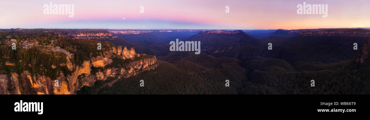 Stadt Katoomba in den Blue Mountains in Australien mit berühmten Echo Point Lookout in Richtung drei Schwestern Felsformation bei Sonnenuntergang bei Luftaufnahmen Panorama über wid Stockfoto