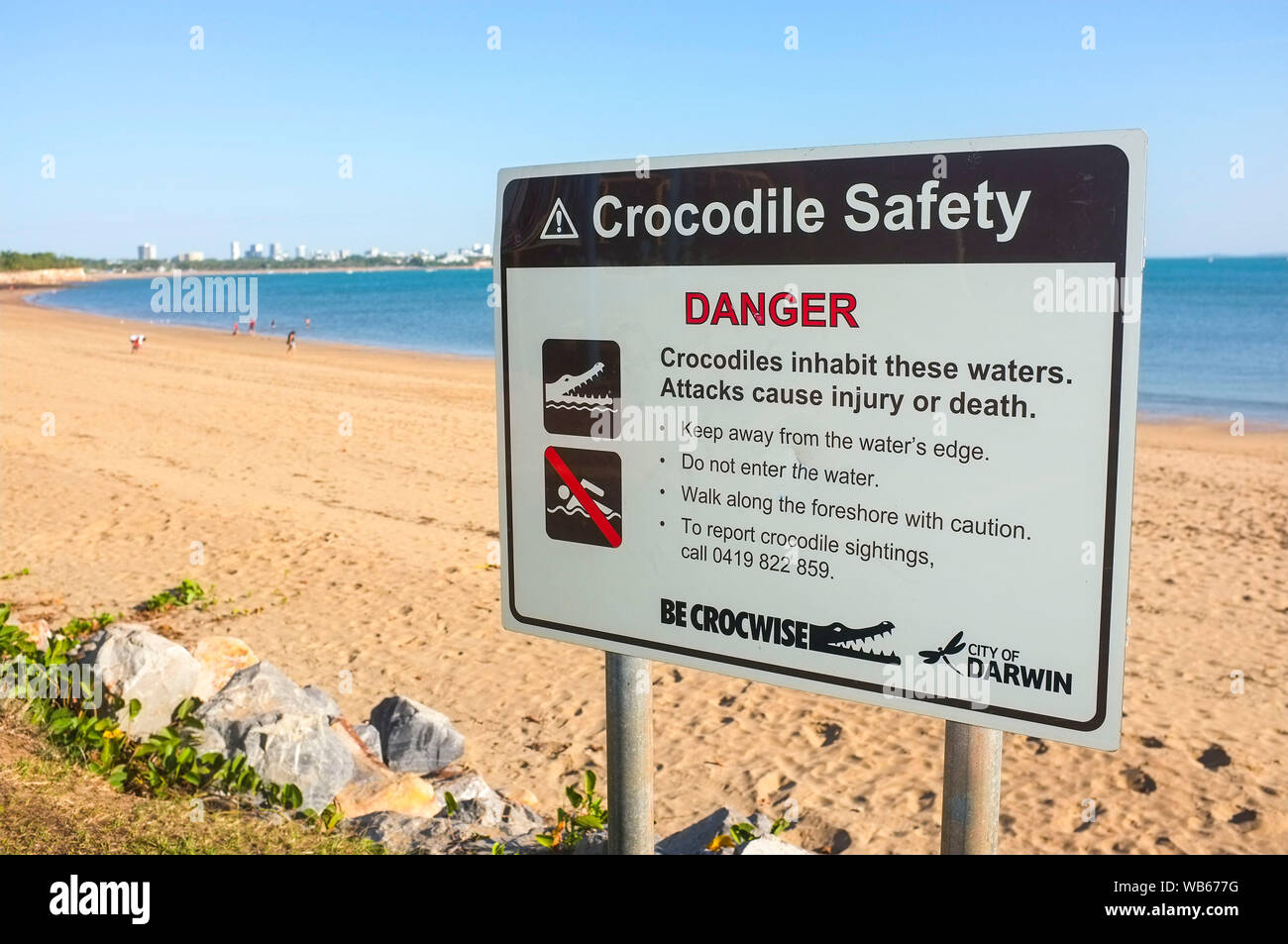 Krokodil Warnschild am Strand von East Point in Darwin, Northern Territory, Australien. Stockfoto Krokodil Warnschild am Strand von East Point in Darwin, Northern Territory, Australien. Stockfoto