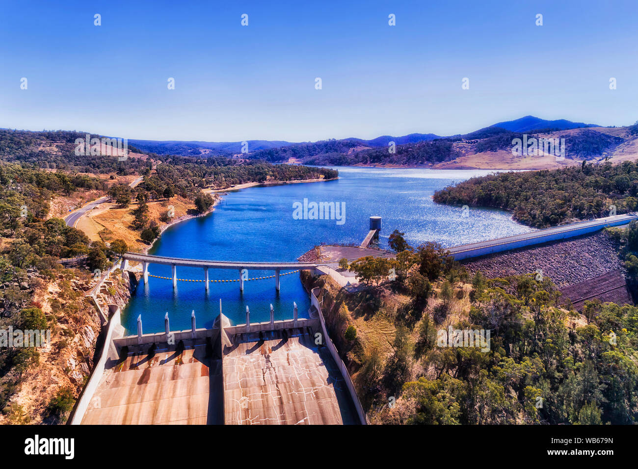 Verschütten und Hydro Energy Damm auf Coxs Fluss in den Blue Mountains in Australien bilden Lake Lyell zwischen malerischen Hügelketten und Landwirtschaft Farmen gesehen w Stockfoto