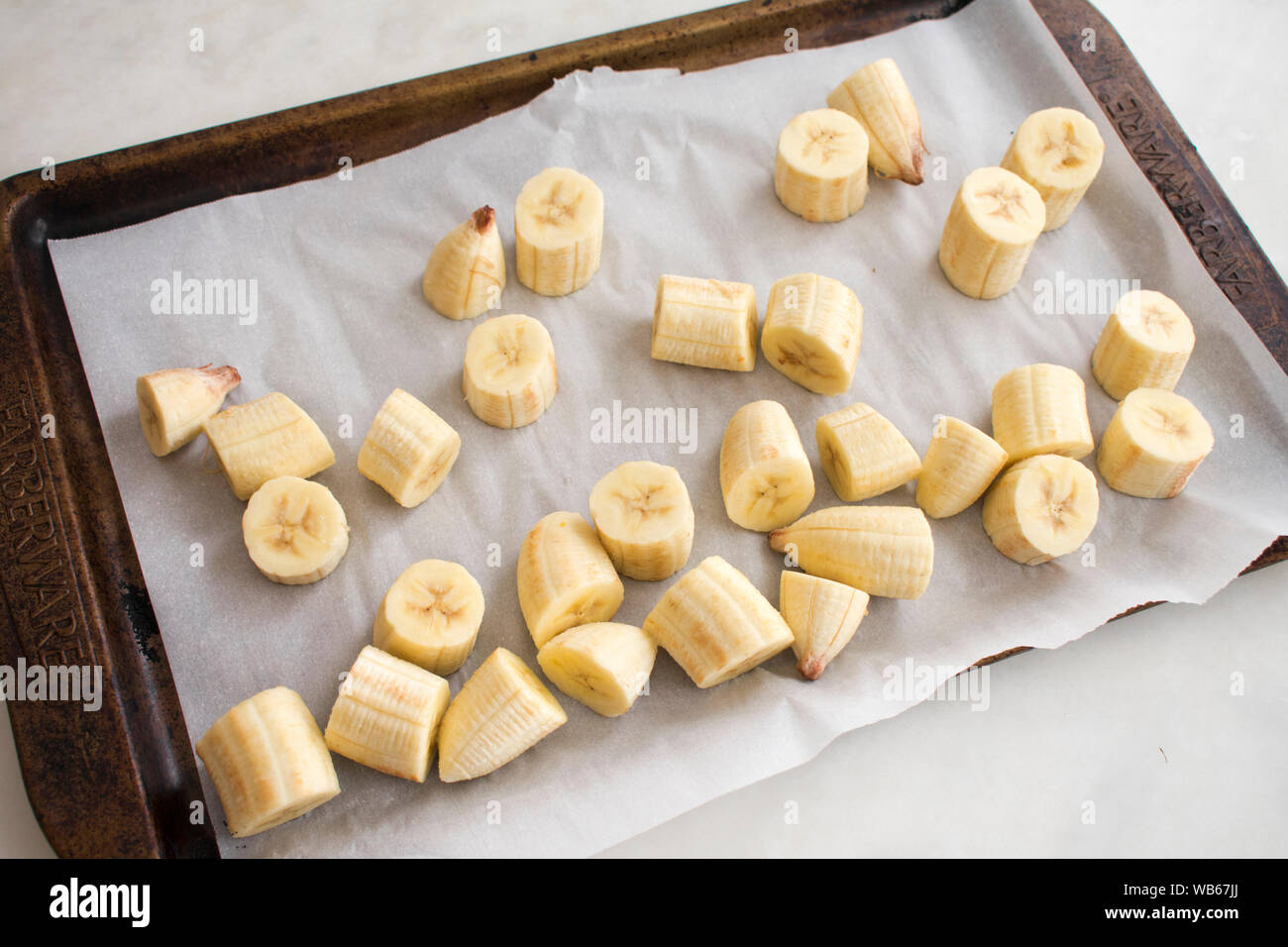 Gefrorene Stücke von Banane auf ein Blatt Pan Stockfoto