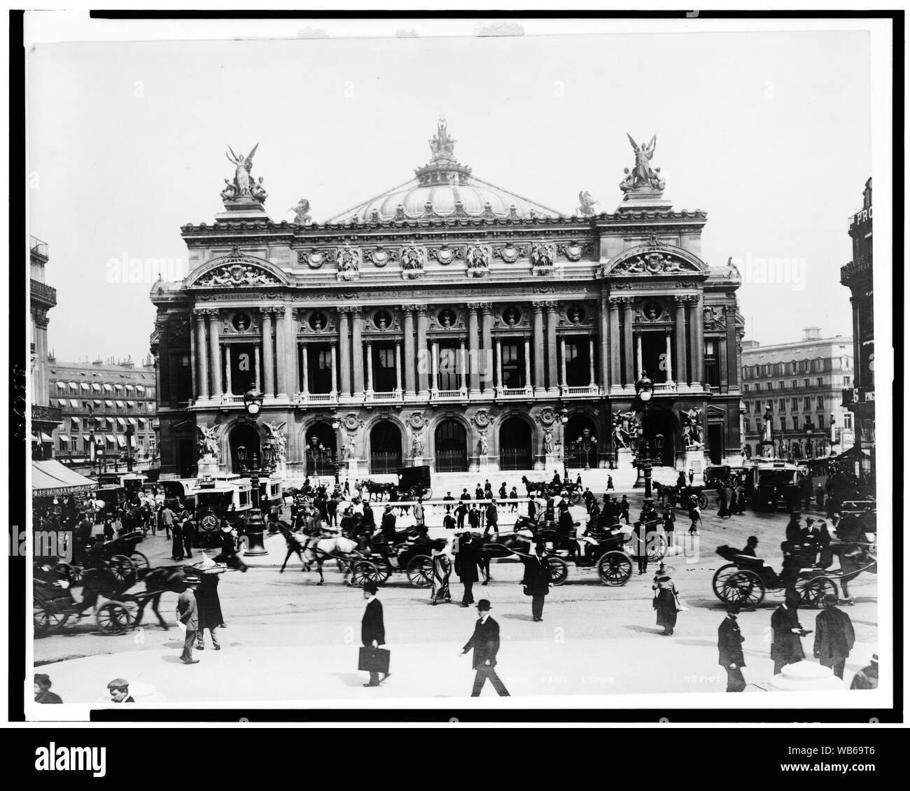 Die Außenseite des Pariser Opernhauses Abstract / Medium: 1 Fotoabzug. Stockfoto