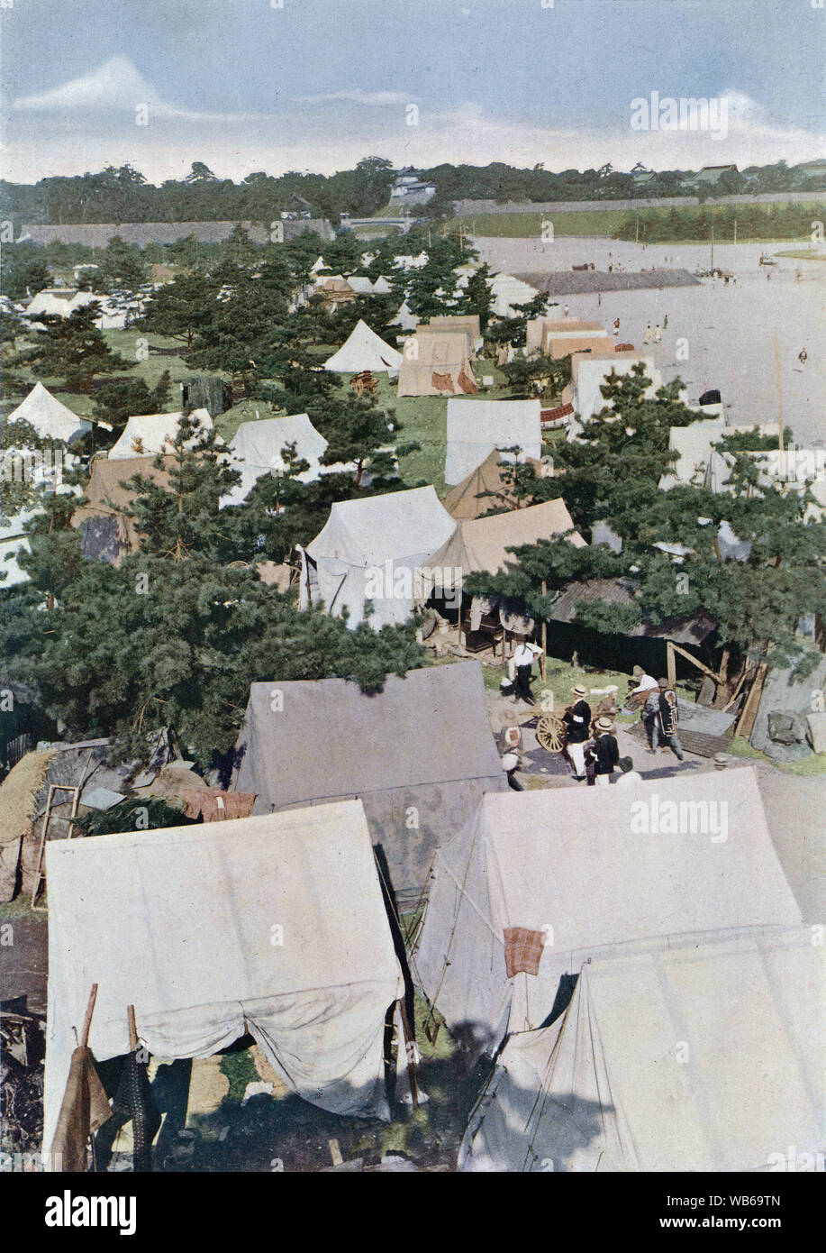 [1920s Japan - Zelte von Überlebenden der Kanto Erdbeben, Tokio] - Zelte in der Nähe von Tokyo Imperial Palace, für Überlebende der Kanto Erdbeben (Kanto Daishinsai) September 1, 1923 (taisho 12). 20. Jahrhundert vintage Magazine Illustration. Stockfoto