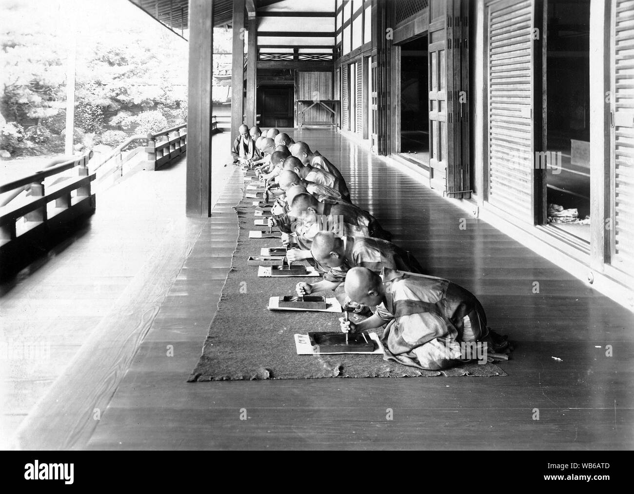 [1930er Jahre Japan - japanischer buddhistischer Priester, Tinte] - Eine Reihe von buddhistischen Priester an einem Tempel in Kyoto, Tinte. 20. Jahrhundert vintage Silbergelatineabzug. Stockfoto